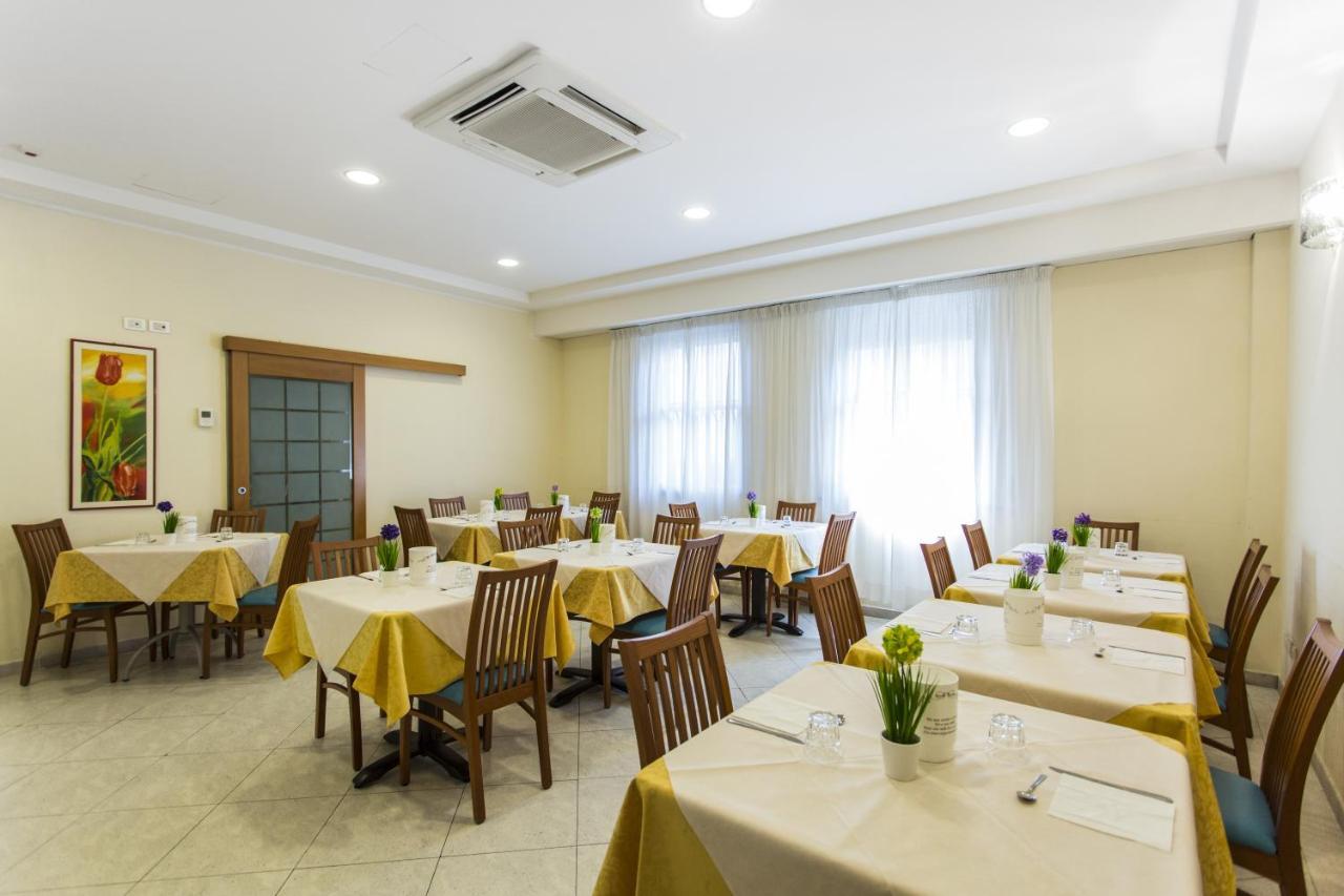 Hotel Savana Римини Экстерьер фото