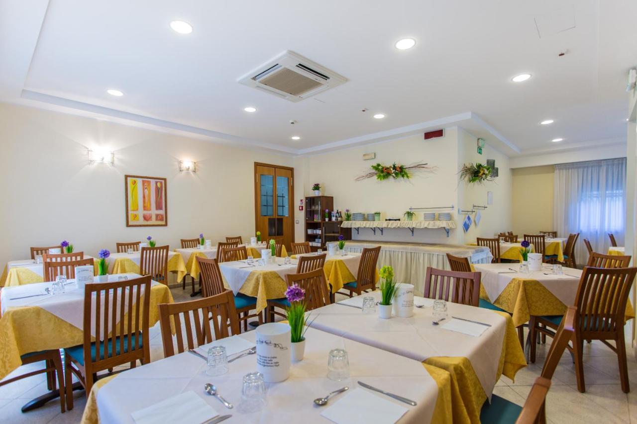 Hotel Savana Римини Экстерьер фото