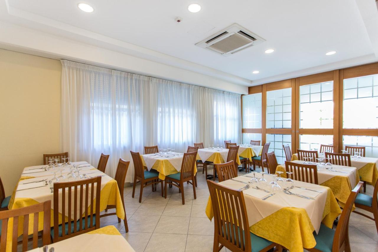 Hotel Savana Римини Экстерьер фото