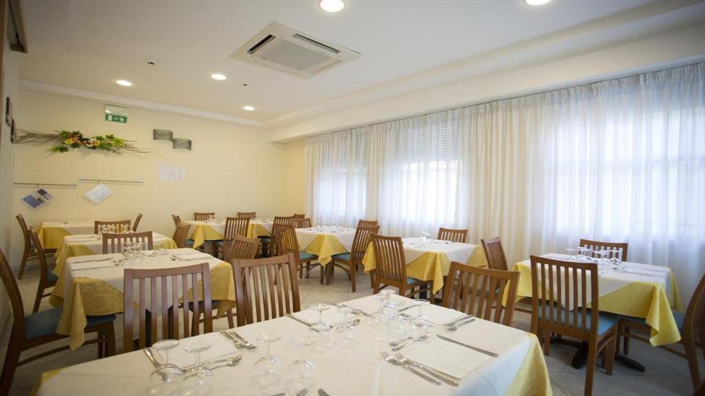Hotel Savana Римини Экстерьер фото