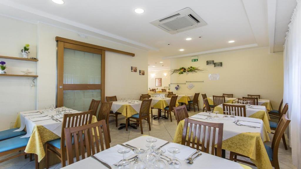 Hotel Savana Римини Экстерьер фото